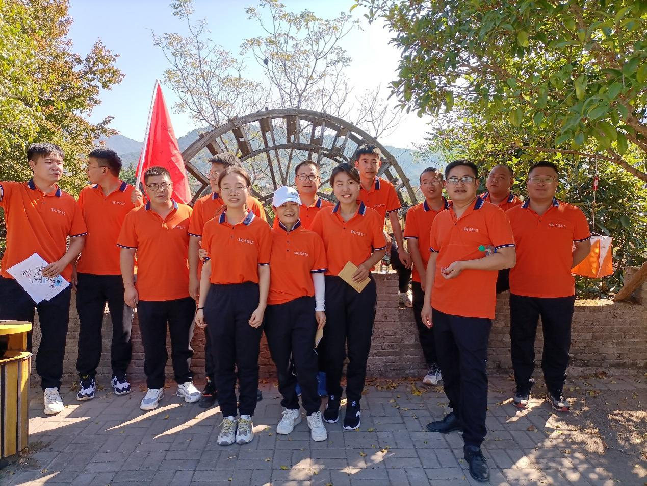 图十三 风车边合影