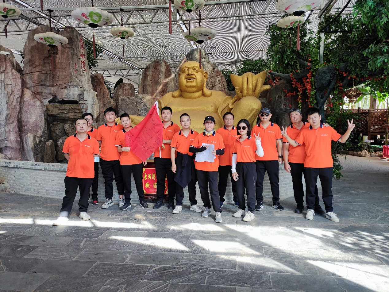 图十五 合影大佛