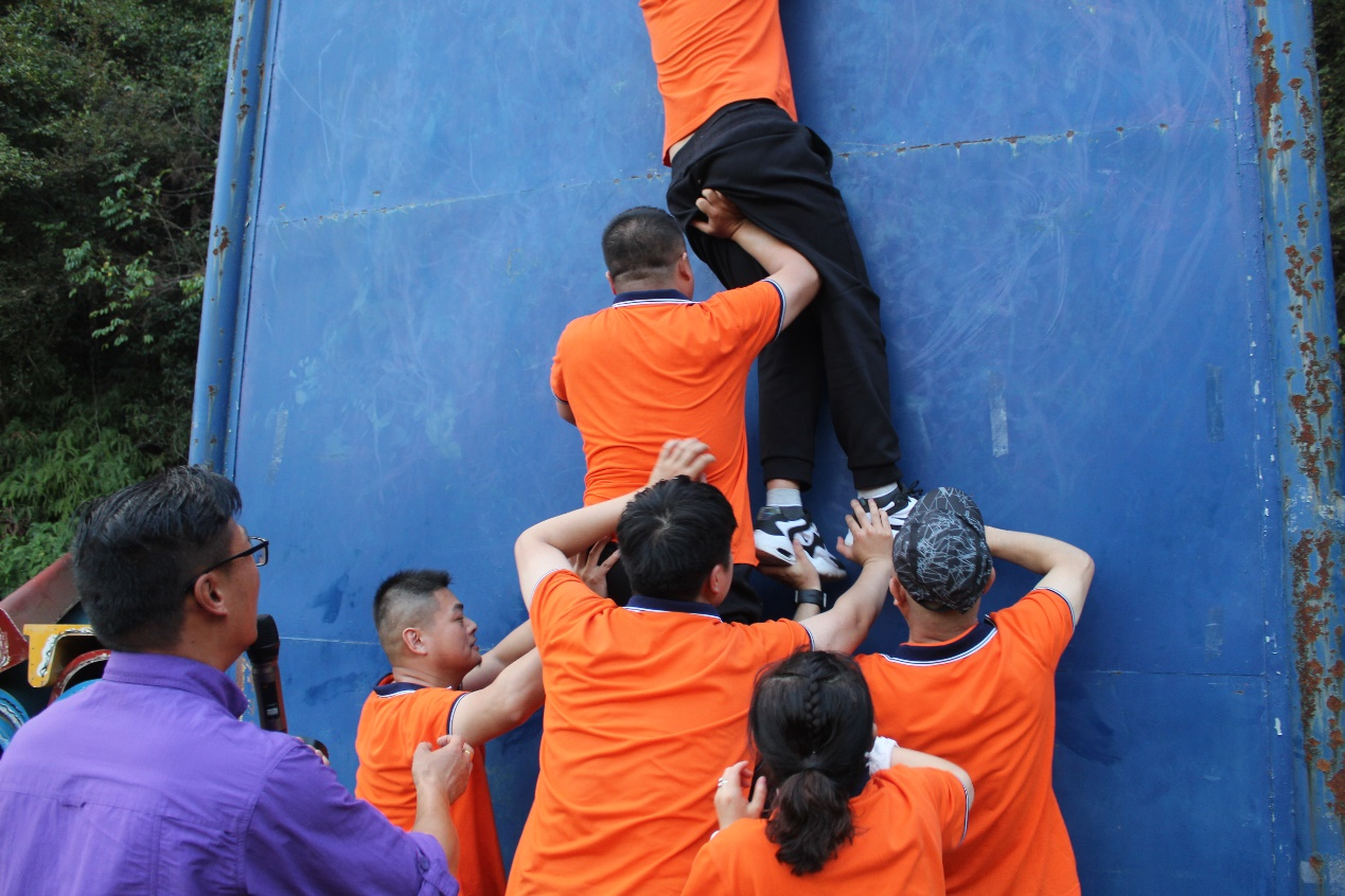 图二十六 搭建人梯